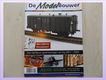 Modelbouwer met bouwplaat